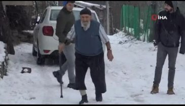 Bursa'da yaşlı adam kış günü kısa kollu gömlekle geziyor