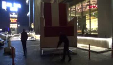 Bursa İnegöl'de 20 bin liraya 4 metrelik dev koltuk üretildi