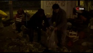 Bursa'da yaban hayvanları için her akşam kapı kapı dolaşıyorlar