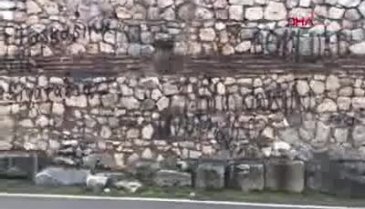 Bursa'da 2 bin yıllık surlara sprey boyayla yazı yazdılar