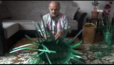 Bursa'da sokaktan topladığı koli bağlarından pazar çantası yapıyor