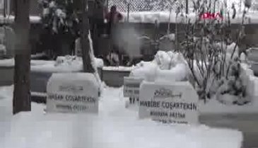 Bursa'da kar kış demeden 9 yıldır mezar kazıyor