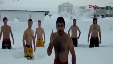 Üniversiteliler yarım metre karda soyundu