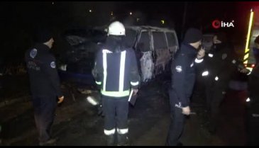Bursa'da park halindeki minibüs yanarak küle döndü