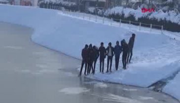 Bursa'da öğrenciler el ele tutuşup, buz tutan gölet üzerinde yürümeye çalıştı