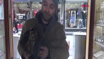 Bursa'da marangoz, yaralı bulduğu atmacayı veterinere götürdü