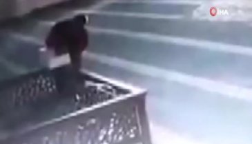 Camideki sadaka kutusunu kırıp paraları çaldı