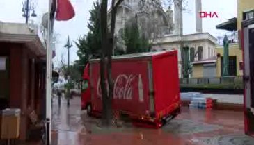 Yoldaki çukura düştü! Ekipler seferber oldu