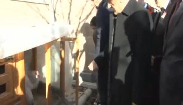 Vali Kaymak tavuklarından ayrılamayan öğrenci ile buluştu