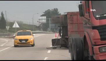 Bursa'da faciadan dönüldü! TIR'ın dorsesi otobana devrildi