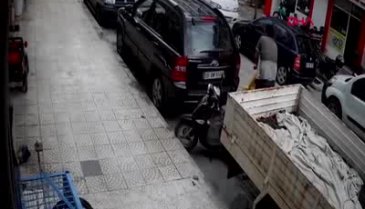 Gündüz vakti sokakta ortasında tuvalet ihtiyacını giderdi