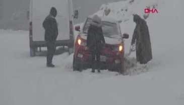 Bursa Uludağ yolunda tipi ve sis! Araçlar yolda kaldı