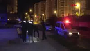 Kaldırımda erkek cesedi bulundu