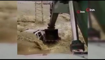 Otomobilleriyle sele kapıldılar böyle kurtarıldılar