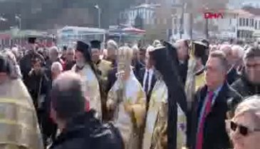 Bursa'da denize haç atılırken ezan okununca, Bartholomeos törene ara verdi