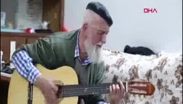 Bursalı 71 yaşındaki Esender, ziyaretine gelen Başkan Aktaş'a gitarıyla şarkı söyledi