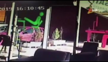 Çatı böyle uçtu: Saniyelerle kurtuldu