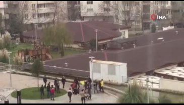Liselilerin meydan savaşı! Ortalık birbirine girdi