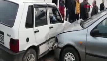 Bursa'da iki otomobil çarpıştı: 3 yaralı