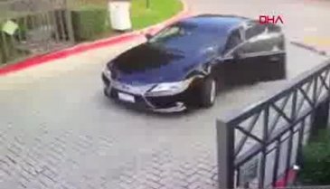 Sürücünün demir kapılarla mücadelesi güldürdü