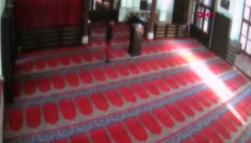 Bursa'da caminin kumbarasına para atıp, imamın telefonunu çaldılar