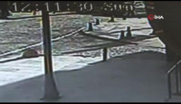 Ünlü et restoranından çıkan turist çifte kapkaççı şoku