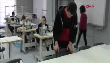 Bursa'da engelli öğrenciler 'Sıfır Atık' için bez çanta üretiyor