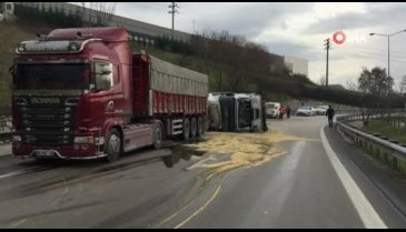 Bursa'da tavuk yemi yüklü TIR yan yattı, otoban trafiğe kapandı