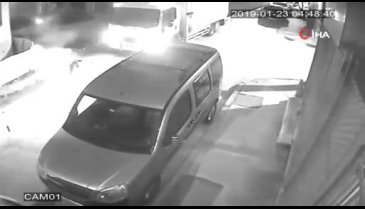 Bursa'da sokak arasında devrilen kamyonet kamerada