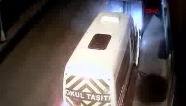 Öğrenci servisiyle akü hırsızlığı kamerada