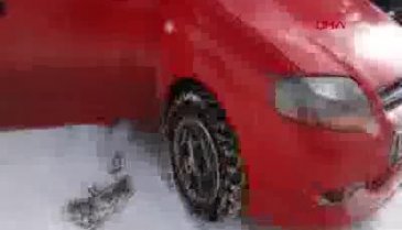Otomobildeki kadın yola savruldu, çocuğu için koştu