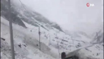 Otomobil az daha çığın altında kalıyordu