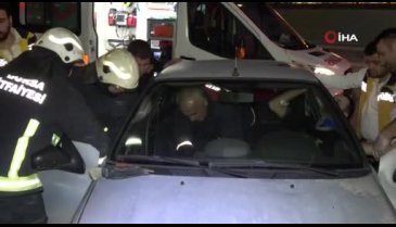 Bursa'da bariyerlere saplanan otomobilde kurtarılmayı bekledi
