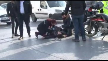 Motosikletteki kadın otomobilin camına uçtu