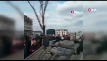 Bursa'da lastiği patlayan araç önce ağaca çarptı, sonra takla attı