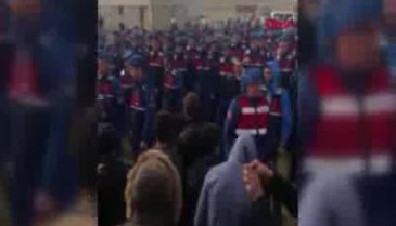 Gergin anlar! Köylüler yolu trafiğe kapattı