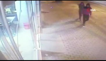 Bursa'da camı kırıp markete giren çift, yazar kasayı alarak çıktı