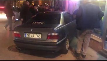 Bursa'da mahalle arasında şov yaparken akvaryumcuya daldı! -2