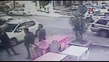 Ara sokaktan çıkan minibüs yaşlı kadına çarptı