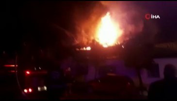 İki ailenin yaşadığı ev, gece vakti alevlere teslim oldu