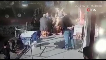 Şoke eden kavga! Tabureli, bıçaklı, silahlı...