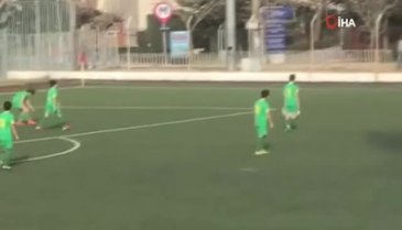 Sahaya giren köpek topu bırakmadı