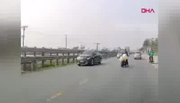 Motosikletten düşen anne ve bebeği kamyon altında kalmaktan ramakla kurtuldu