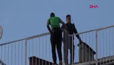 Uyuşturucu bağımlısı genç çatıdan atlamaya kalkıştı