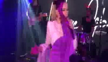 Merve Özbey Bursa'da sahnede: Biz sanatçıların yanından bile geçemeyiz