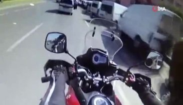 Motosiklet aniden açılan kapıya çarptı