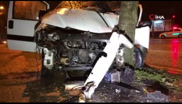 Bursa'da ağaca çarpan hafif ticari araç hurdaya döndü