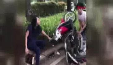 Cezaya kızdı, motosikletini parçaladı
