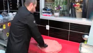 Bursalı şeften 100 kişilik dev hamburger