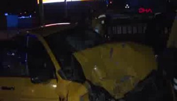 Taksi belediye temizlik aracına çarptı: 1'i ağır 3 yaralı